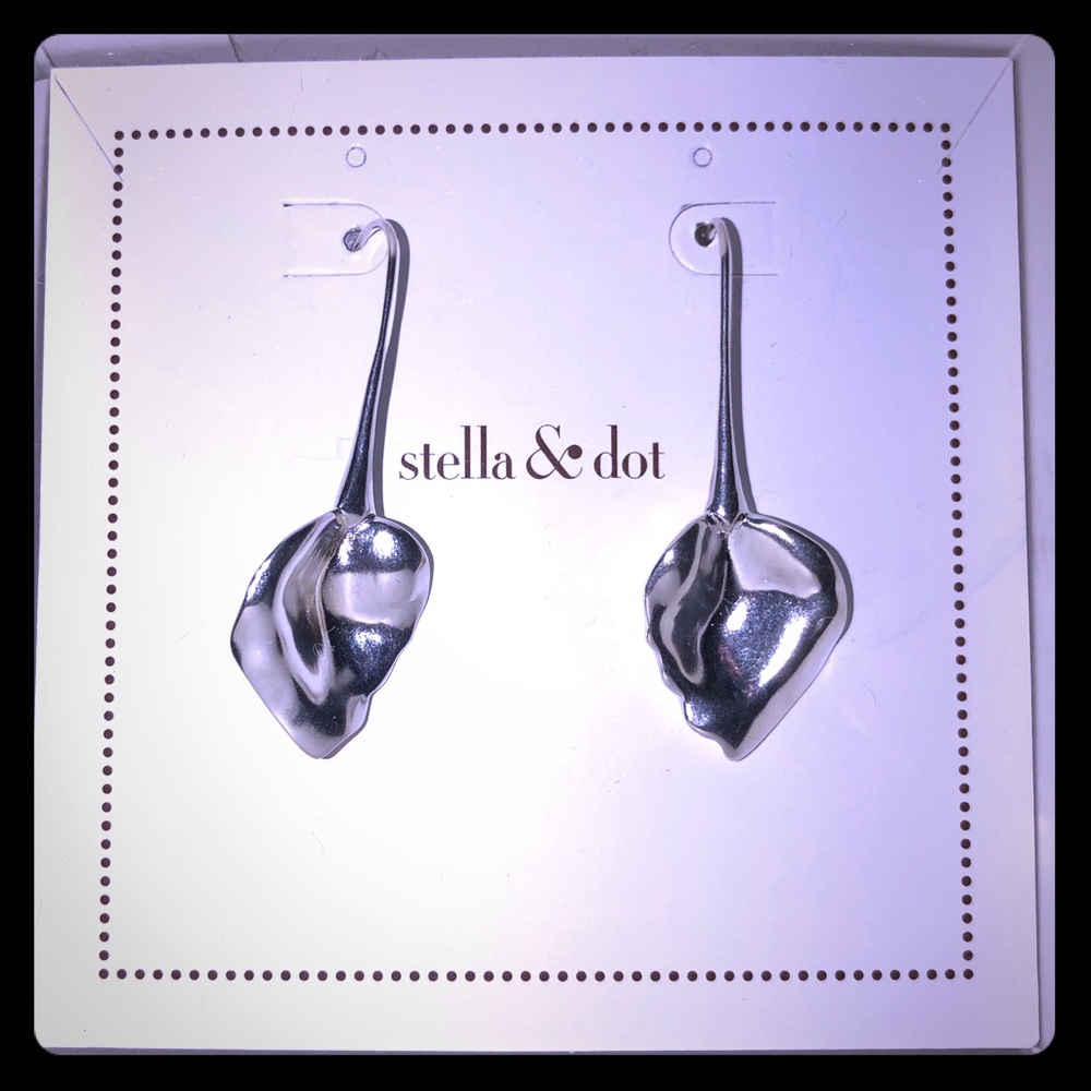 NEW IN BOX Stella & Dot Esmee leaf drop earrings💋